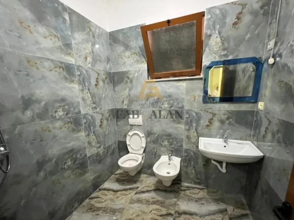 Tirane, shitet Vile 2 Katshe , 229 m² 500.000 € (ALI DEM)