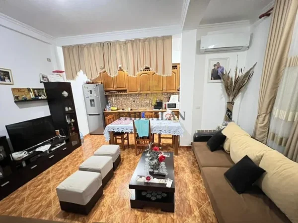Tirane, shitet Vile 2 Katshe , 229 m² 500.000 € (ALI DEM)