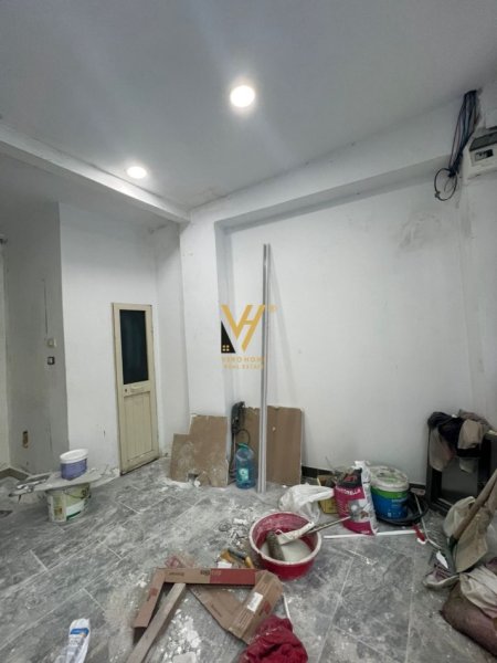 Tirane, jepet me qera dyqan Kati 0, 30 m² 700 € (KOMUNA E PARISIT)