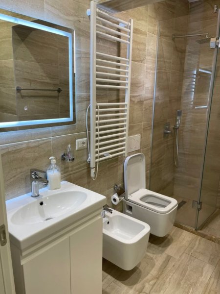 Tirane, jepet me qera apartament 2+1 Kati 2, 115 m² 700 € (Linze)
