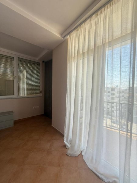 Tirane, jepet me qera apartament 2+1+Ballkon Kati 7, 85 m² 600 € (Rruga Jordan Misja)