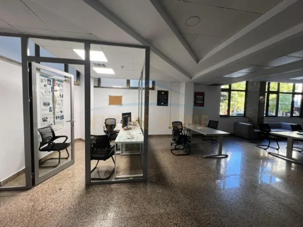 Tirane, jepet me qera zyre Kati 0, 225 m² 4.250 € (Blloku)