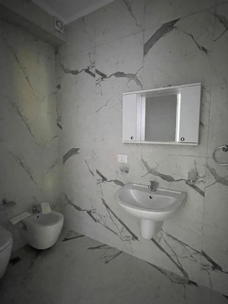 Tirane, jepet me qera apartament 2+1 Kati 4, 100 m² 1.200 € (Myslym Shyri)