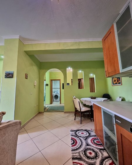 Tirane, jepet me qera apartament 2+1 Kati 8, 650 € (Zogu i zi)