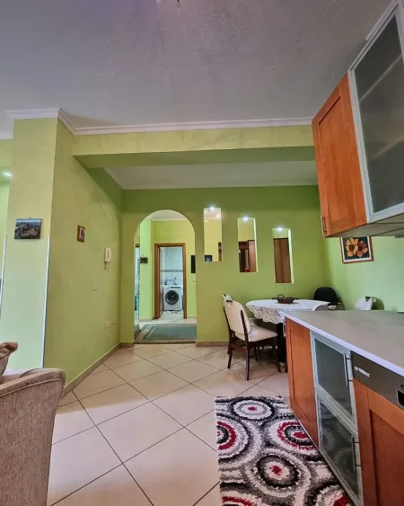 Tirane, jepet me qera apartament 2+1 Kati 8, 650 € (Zogu i zi)