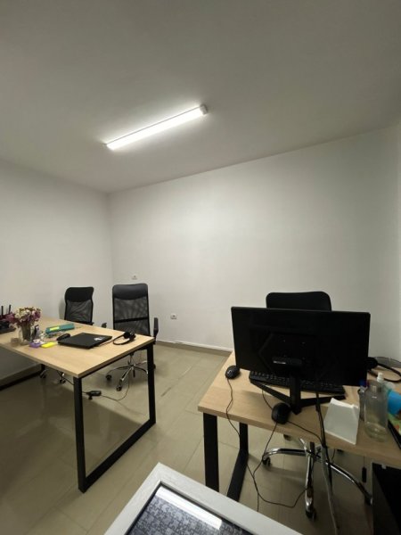 Tirane, jepet me qera zyre Kati 3, 306 m² 3.000 € (Rruga e dibres)
