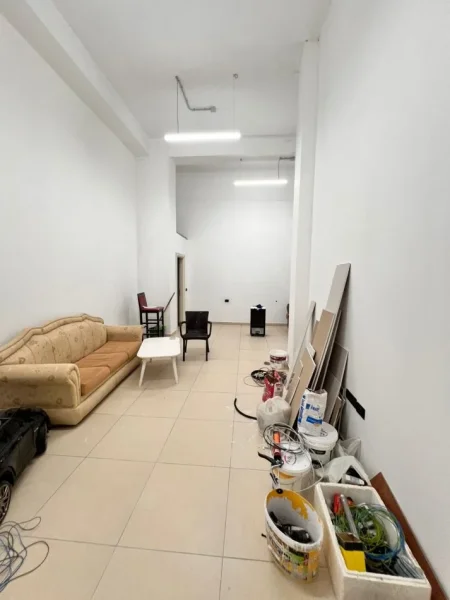Tirane, jap me qera dyqan Kati 0, 80 m² 750 € (Rruga Milto Sotir Gura)