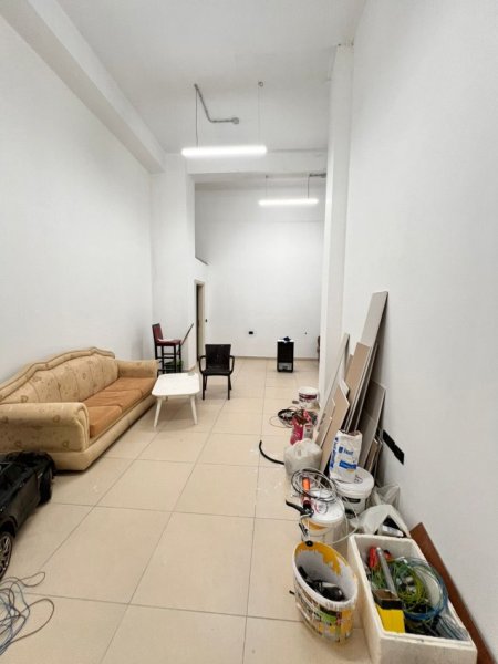 Tirane, jap me qera dyqan Kati 0, 80 m² 750 € (Rruga Milto Sotir Gura)