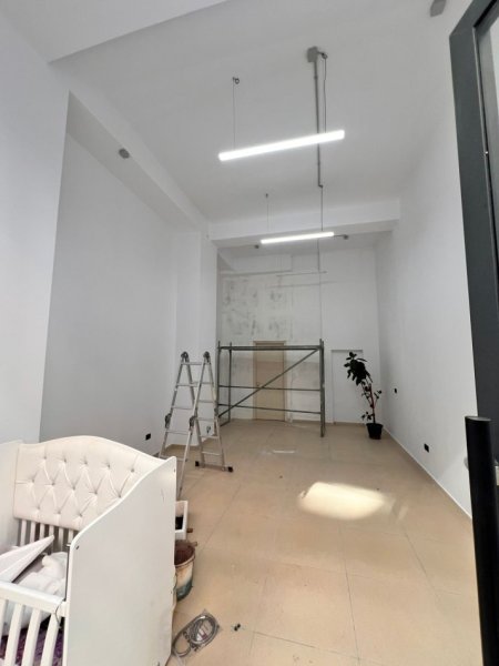 Tirane, jap me qera dyqan Kati 0, 80 m² 750 € (Rruga Milto Sotir Gura)