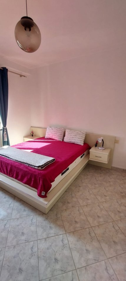 Durres, jepet me qera apartament 1+1 Kati 7, 400 € (Plazh)