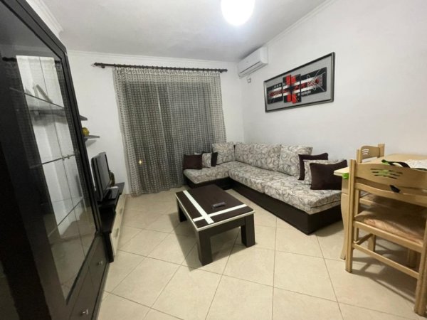 Tirane, jepet me qera apartament 1+1 Kati 5, 60 m² 500 € (prane Prokurorise Se Tiranes,)