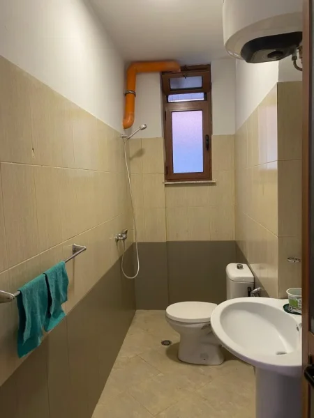 Tirane, jepet me qera apartament 3+1 Kati 1, 600 € 