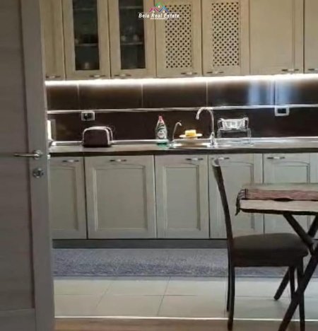 Tirane, jepet me qera apartament 3+1+Ballkon Kati 3, 150 m² 900 € (prane Natyres se Qete)