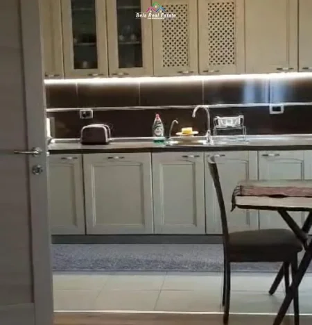 Tirane, jepet me qera apartament 3+1+Ballkon Kati 3, 150 m² 900 € (prane Natyres se Qete)