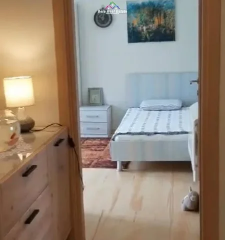 Tirane, jepet me qera apartament 3+1+Ballkon Kati 3, 150 m² 900 € (prane Natyres se Qete)