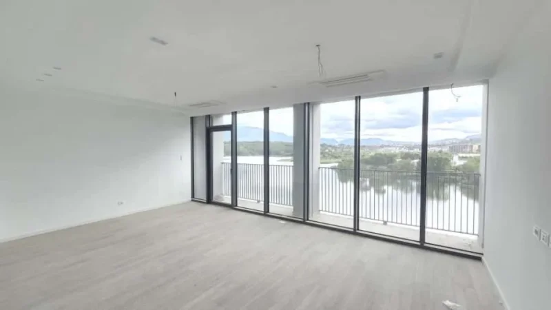 Tirane, jepet me qera apartament 2+1+Ballkon Kati 5, 130 m² 3.000 € (Liqeni Artificial)