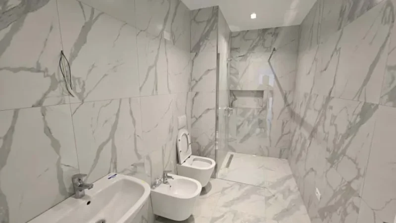 Tirane, jepet me qera apartament 2+1+Ballkon Kati 5, 130 m² 3.000 € (Liqeni Artificial)