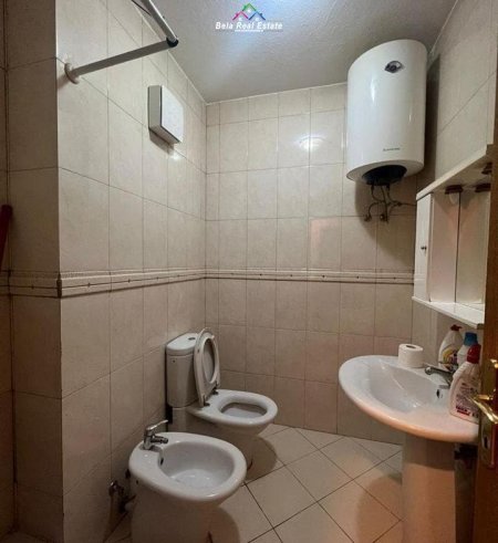 Tirane, jepet me qera apartament 1+1+Ballkon Kati 9, 75 m² 650 € (prane Juveniles)
