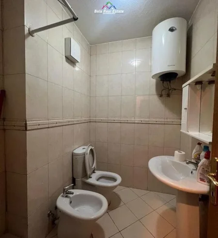 Tirane, jepet me qera apartament 1+1+Ballkon Kati 9, 75 m² 650 € (prane Juveniles)