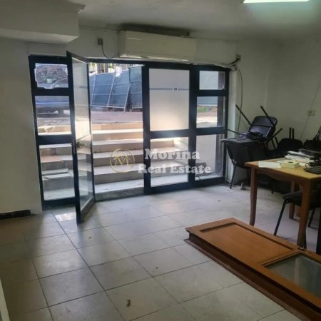 Tirane, jepet me qera ambjent biznesi Kati 1, 85 m² 450 € (Komuna Parisit)