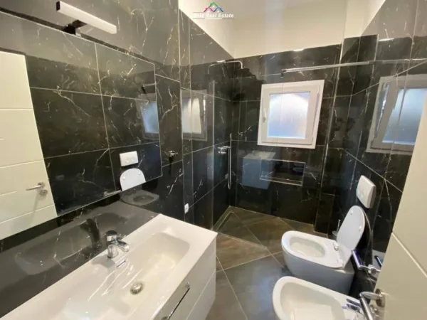 Tirane, jepet me qera apartament 2+1 Kati 4, 70 m² 680 € (prane Santa Bar,)