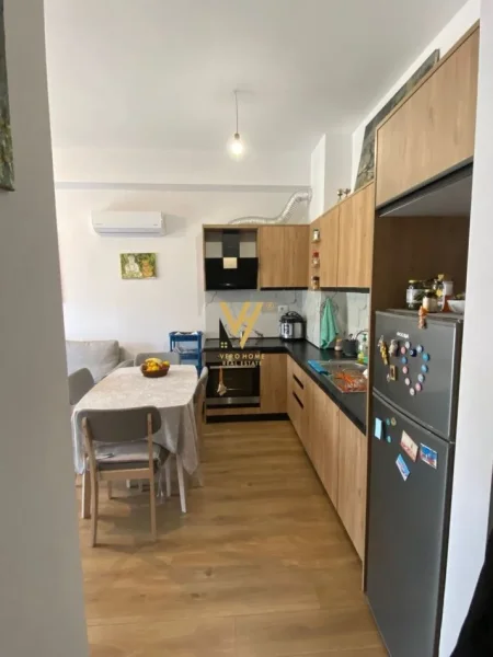 Tirane, jepet me qera apartament 1+1+Ballkon Kati 3, 60 m² 400 € (ALI DEMI)