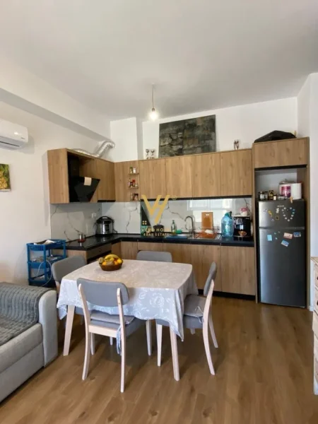 Tirane, jepet me qera apartament 1+1+Ballkon Kati 3, 60 m² 400 € (ALI DEMI)