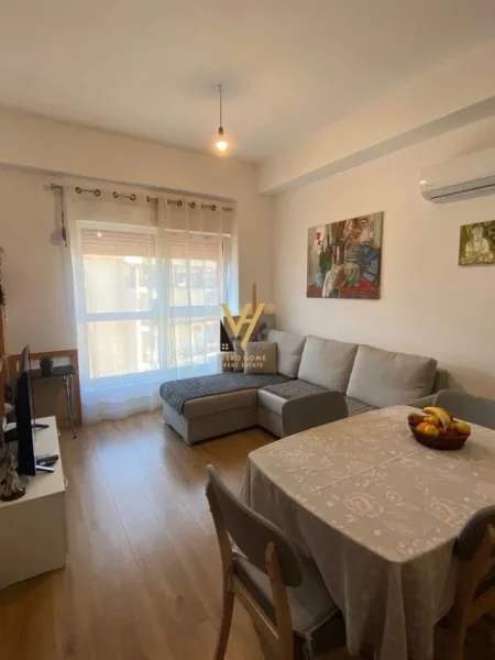 Tirane, jepet me qera apartament 1+1+Ballkon Kati 3, 60 m² 400 € (ALI DEMI)