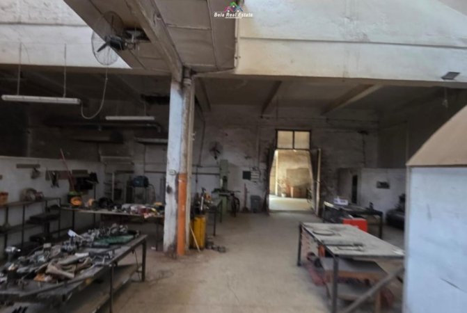 Tirane, jepet me qera magazine Kati 0, 600 m² 1.300 € (prane Komisariatit te Policise Nr. 6)