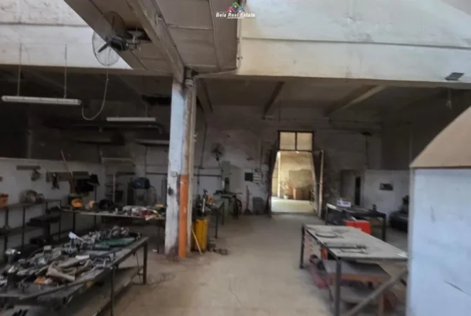 Tirane, jepet me qera magazine Kati 0, 600 m² 1.300 € (prane Komisariatit te Policise Nr. 6)