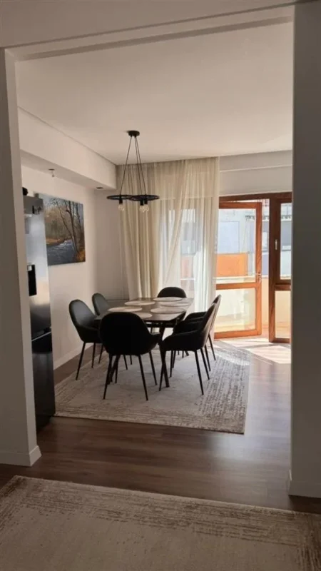 Tirane, jepet me qera apartament 3+1 Kati 6, 167 m² 650 € (FRESKU)