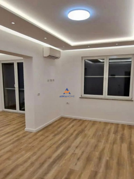 Tirane, jepet me qera zyre Kati 3, 120 m² 900 € (KAFE FLORA, QENDER)