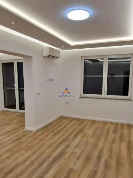 Tirane, jepet me qera zyre Kati 3, 120 m² 900 € (KAFE FLORA, QENDER)