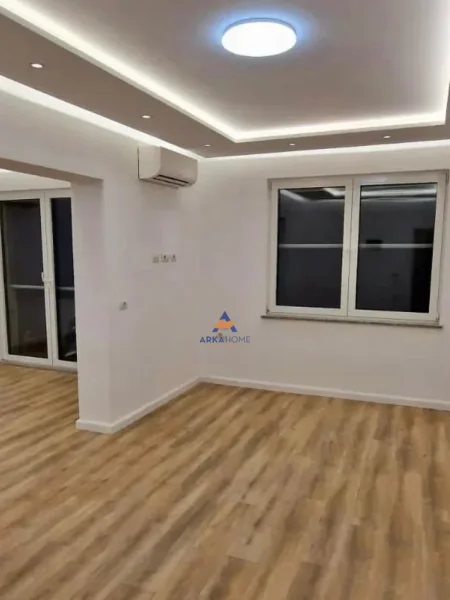 Tirane, jepet me qera zyre Kati 3, 120 m² 900 € (KAFE FLORA, QENDER)