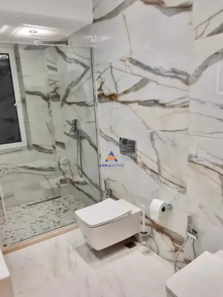 Tirane, jepet me qera zyre Kati 3, 120 m² 900 € (KAFE FLORA, QENDER)