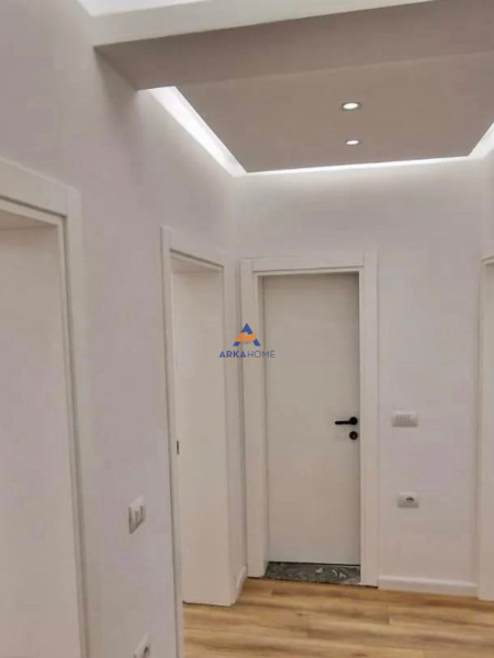 Tirane, jepet me qera zyre Kati 3, 120 m² 900 € (KAFE FLORA, QENDER)