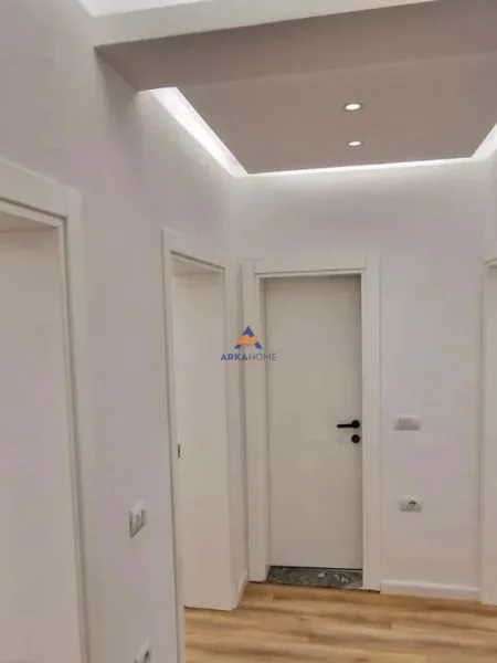 Tirane, jepet me qera zyre Kati 3, 120 m² 900 € (KAFE FLORA, QENDER)