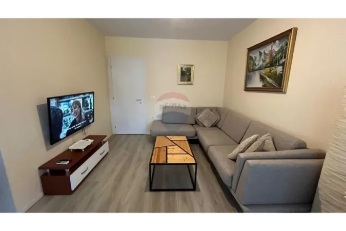 Tirane, jepet me qera apartament 2+1 Kati 3, 90 m² 700 € (Ish Parku Autobuzave)