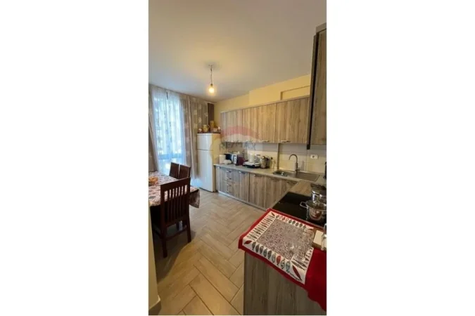 Tirane, jepet me qera apartament 2+1 Kati 3, 90 m² 700 € (Ish Parku Autobuzave)