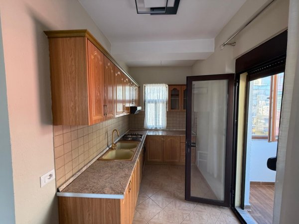 Tirane, jepet me qera apartament 1+1 Kati 4, 65 m² 550 € (Prokuroria)