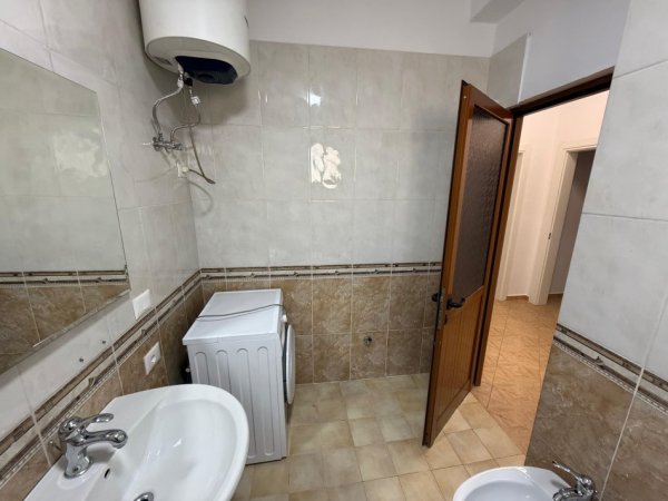 Tirane, jepet me qera apartament 1+1 Kati 4, 65 m² 550 € (Prokuroria)