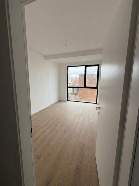 Tirane, jepet me qera zyre Kati 3, 152 m² 1.500 € (MINE PEZA)