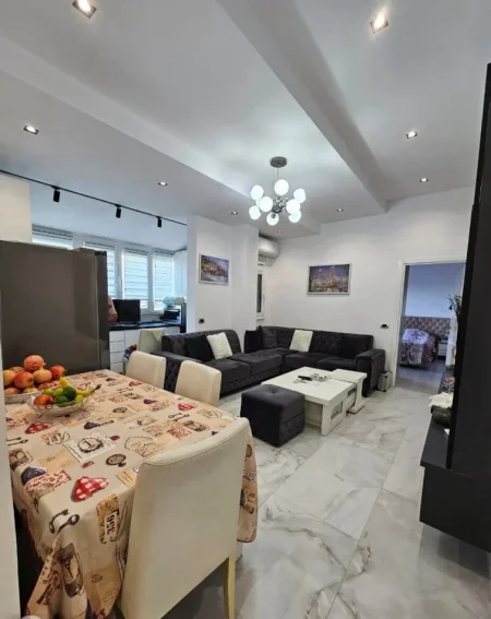 Tirane, jepet me qera apartament 1+1 Kati 5, 70 m² 550 € (KODRA E DIELLIT)