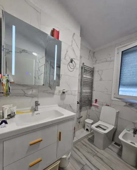 Tirane, jepet me qera apartament 1+1 Kati 5, 70 m² 550 € (KODRA E DIELLIT)