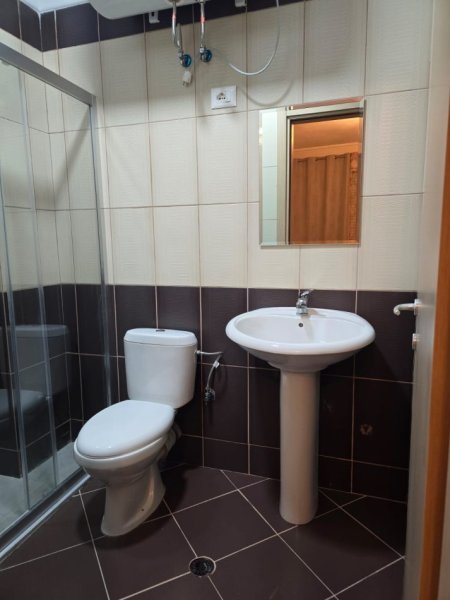 Tirane, jepet me qera apartament 2+1 Kati 4, 120 m² 500 € (YZBERISHT)