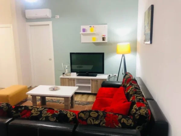 Elbasan, jepet me qera nga Pronari, pa-komision apartament 2+1+Ballkon Kati 3, 90 m² 370€