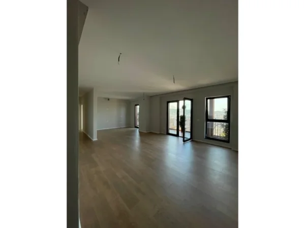 Tirane, jepet me qera Zyra Kati 17, 160 m² 2.000 € Tirana Garden Building, Rruga e Kavajes