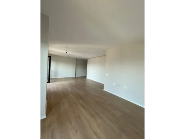 Tirane, jepet me qera Zyra Kati 17, 160 m² 2.000 € Tirana Garden Building, Rruga e Kavajes
