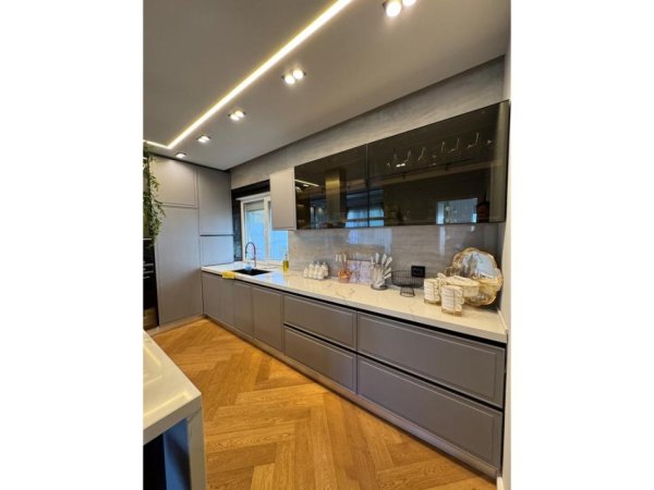 Tirane, shitet apartament 2+1+2 Kati 5, 123 m² 370.000 € (liqeni i thate)