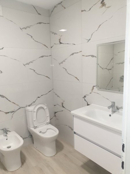 Tirane, jepet me qera ambjent biznesi , 76 m² 900 € (Bllok, Rruga Brigada VIII)